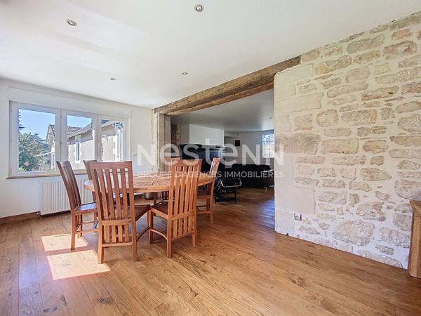 Maison Bourgeoise à vendre Terrasson Lavilledieu 280 m2, beaux volumes, 3 chambres dont une suite parentale, salon-salle à manger 60m2, Cuisine 20 m2, salle de détente 30m2, Garage 60m2, Dépendance 45m2, terrain arboré, Vue imprenable