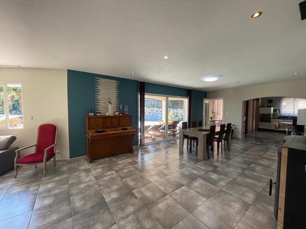 Villa Mimet 7 Pièces 230 m² .T2 Indépendant Loué . Terrain 1 200 m² . Piscine. Stationnement 6 Voitures. Pas de travaux. Calme