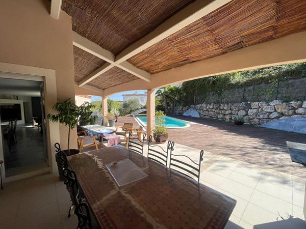 Villa Mimet 7 Pièces 230 m² .T2 Indépendant Loué . Terrain 1 200 m² . Piscine. Stationnement 6 Voitures. Pas de travaux. Calme