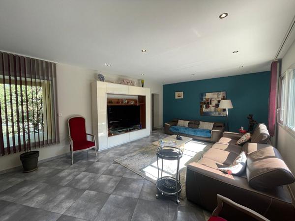 Villa Mimet 7 Pièces 230 m² .T2 Indépendant Loué . Terrain 1 200 m² . Piscine. Stationnement 6 Voitures. Pas de travaux. Calme