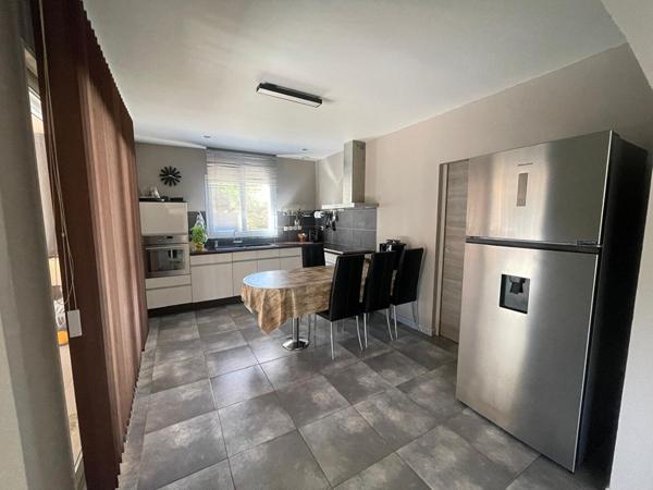 Villa Mimet 7 Pièces 230 m² .T2 Indépendant Loué . Terrain 1 200 m² . Piscine. Stationnement 6 Voitures. Pas de travaux. Calme