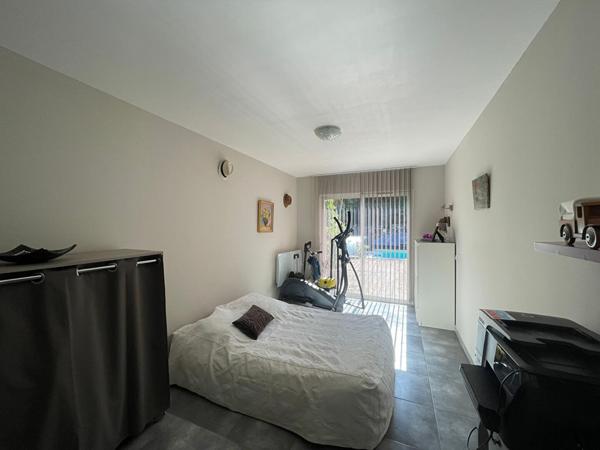 Villa Mimet 7 Pièces 230 m² .T2 Indépendant Loué . Terrain 1 200 m² . Piscine. Stationnement 6 Voitures. Pas de travaux. Calme