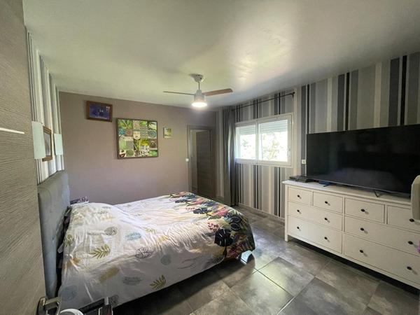 Villa Mimet 7 Pièces 230 m² .T2 Indépendant Loué . Terrain 1 200 m² . Piscine. Stationnement 6 Voitures. Pas de travaux. Calme