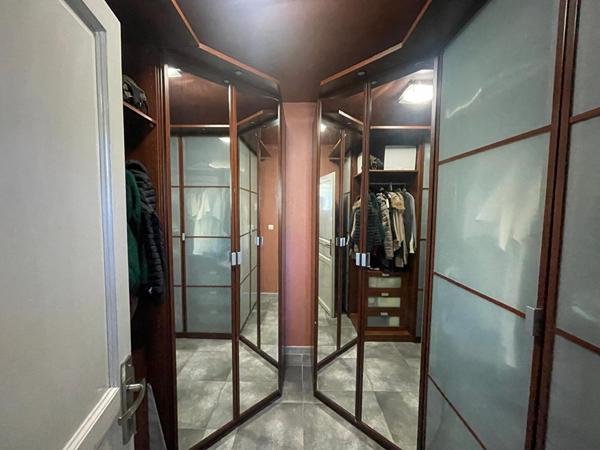 Villa Mimet 7 Pièces 230 m² .T2 Indépendant Loué . Terrain 1 200 m² . Piscine. Stationnement 6 Voitures. Pas de travaux. Calme