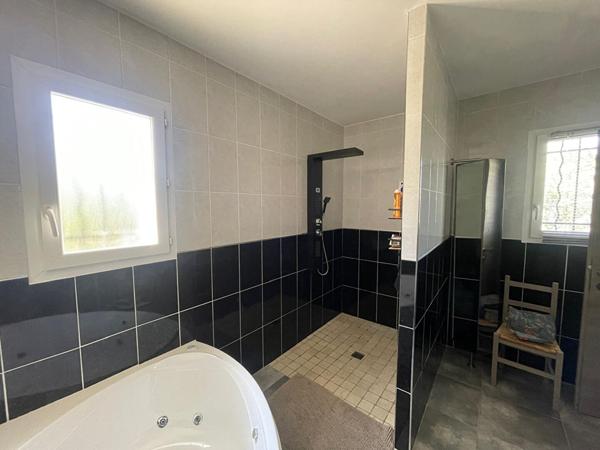 Villa Mimet 7 Pièces 230 m² .T2 Indépendant Loué . Terrain 1 200 m² . Piscine. Stationnement 6 Voitures. Pas de travaux. Calme