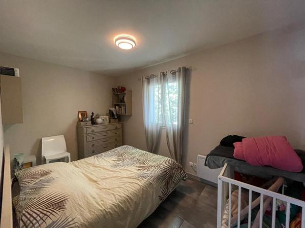 Villa Mimet 7 Pièces 230 m² .T2 Indépendant Loué . Terrain 1 200 m² . Piscine. Stationnement 6 Voitures. Pas de travaux. Calme