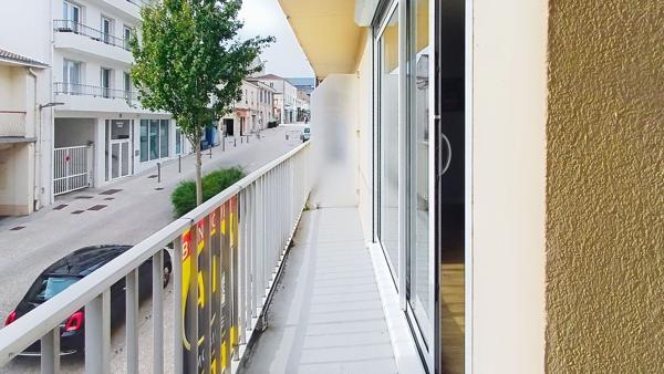 Appartement à louer La Roche Sur Yon : 4 pièces, 77m² avec 3 chambre(s) à 950€ - AJP Immobilier La Roche-sur-Yon