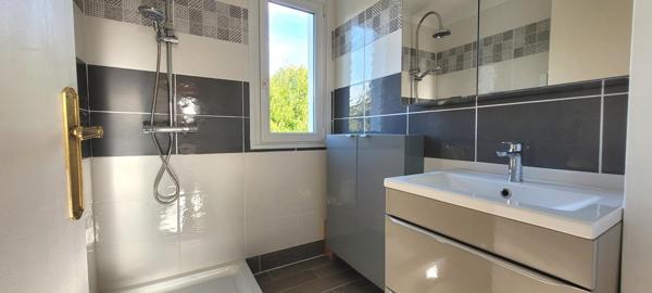 Maison à rafraîchir avec garage et terrain clos