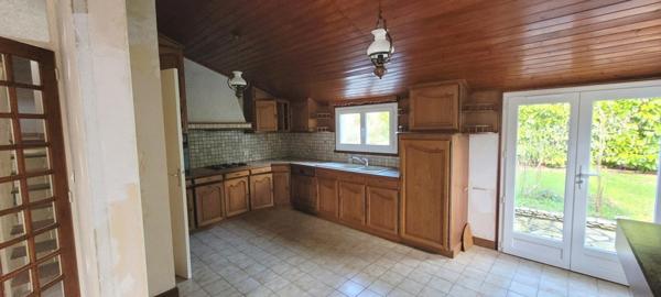 Maison à rafraîchir avec garage et terrain clos