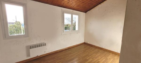 Maison à rafraîchir avec garage et terrain clos