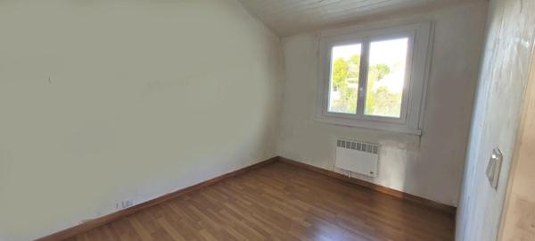 Maison à rafraîchir avec garage et terrain clos