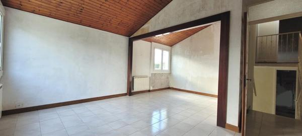 Maison à rafraîchir avec garage et terrain clos