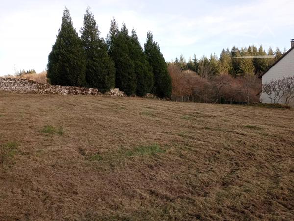 Au centre du village de Royère de Vassivière, à proximité des commerces et à 5 mm du lac de Vassivière,