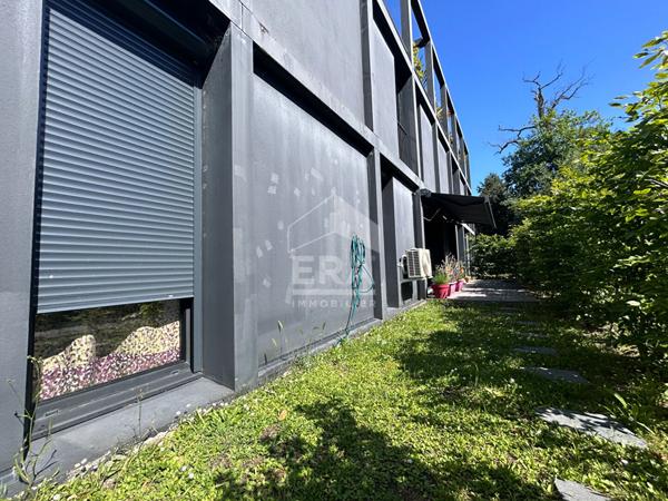 Appartement avec terrasse et jardinet places de parking souterraines