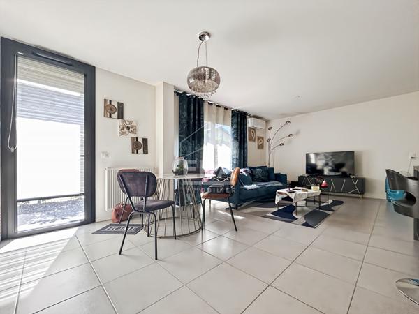 Appartement avec terrasse et jardinet places de parking souterraines