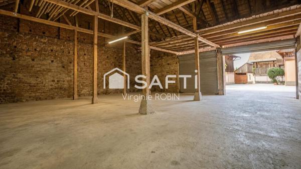 Propriété réhabilitée proposant de vastes hangars et 3 appartements indépendants
