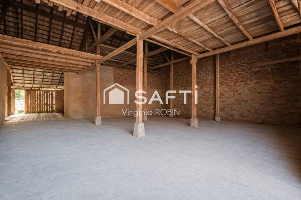 Propriété réhabilitée proposant de vastes hangars et 3 appartements indépendants