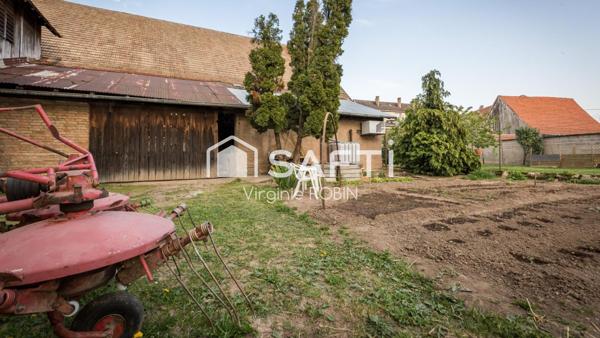 Propriété réhabilitée proposant de vastes hangars et 3 appartements indépendants
