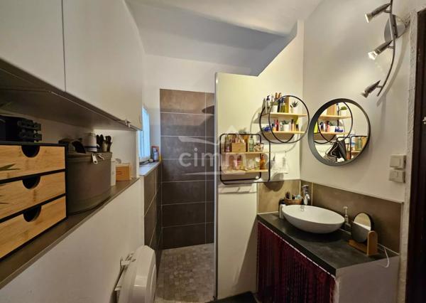 Cimm immobilier vous propose de découvrir cette adorable maison de village idéalement située au cœur d'Oraison.