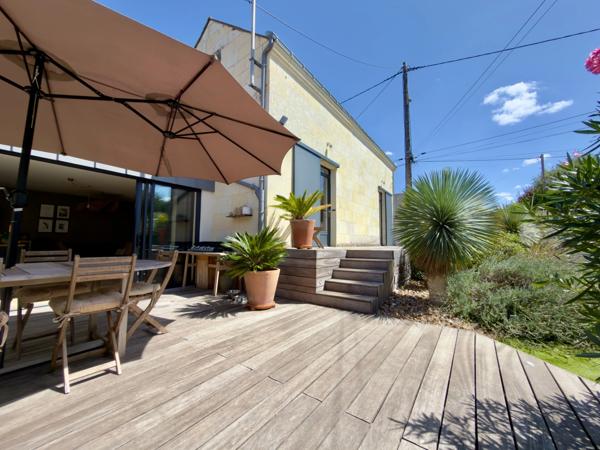 SAUMUR AGGLO, Bagneux. Maison tuffeau rénovée de 142m² avec terrasse et jardin paysagé clos.