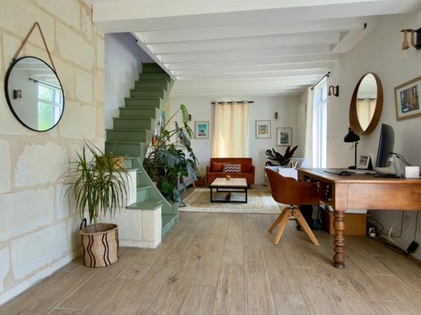 SAUMUR AGGLO, Bagneux. Maison tuffeau rénovée de 142m² avec terrasse et jardin paysagé clos.