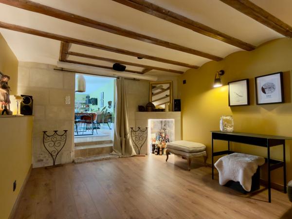 SAUMUR AGGLO, Bagneux. Maison tuffeau rénovée de 142m² avec terrasse et jardin paysagé clos.