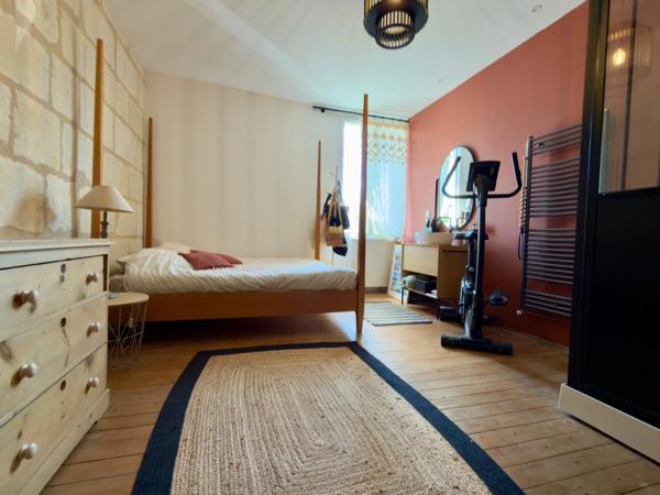 SAUMUR AGGLO, Bagneux. Maison tuffeau rénovée de 142m² avec terrasse et jardin paysagé clos.