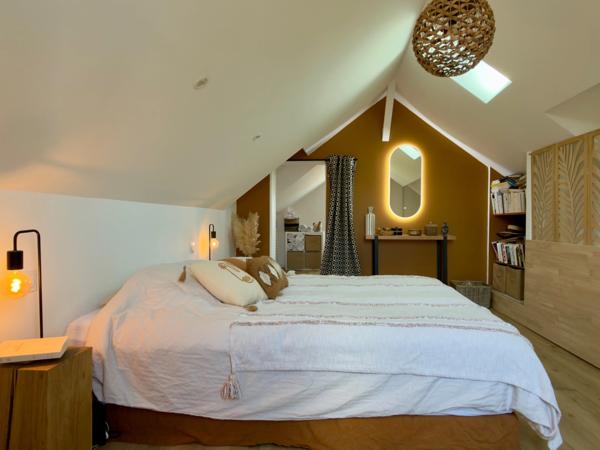 SAUMUR AGGLO, Bagneux. Maison tuffeau rénovée de 142m² avec terrasse et jardin paysagé clos.