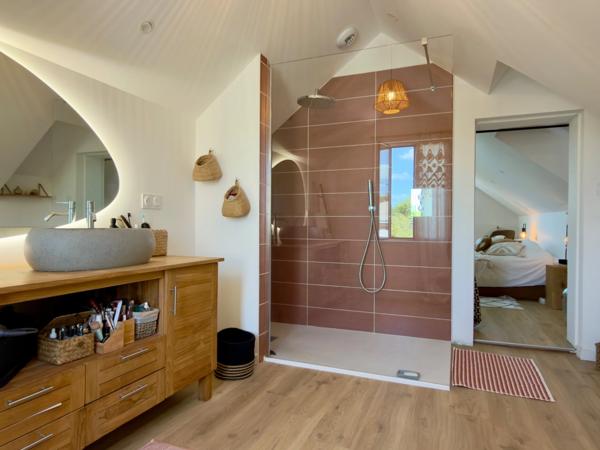 SAUMUR AGGLO, Bagneux. Maison tuffeau rénovée de 142m² avec terrasse et jardin paysagé clos.