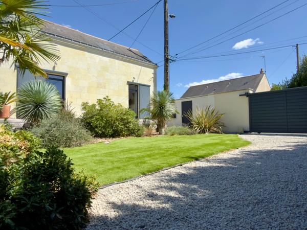 SAUMUR AGGLO, Bagneux. Maison tuffeau rénovée de 142m² avec terrasse et jardin paysagé clos.