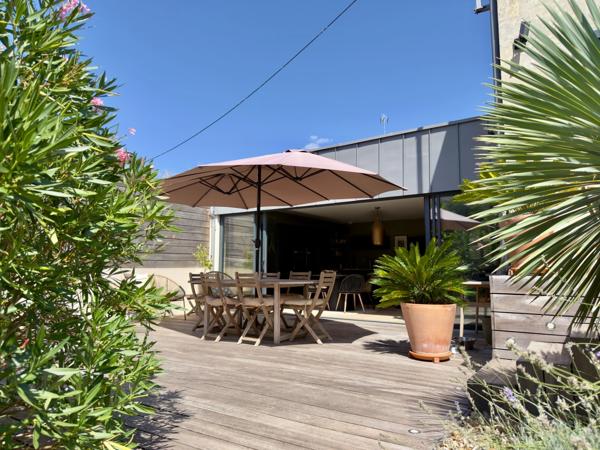 SAUMUR AGGLO, Bagneux. Maison tuffeau rénovée de 142m² avec terrasse et jardin paysagé clos.