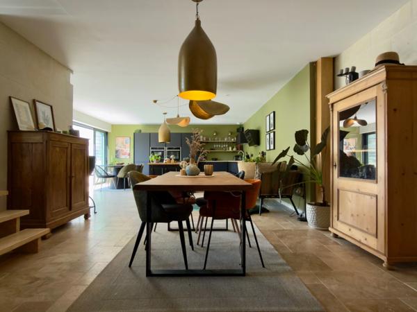 SAUMUR AGGLO, Bagneux. Maison tuffeau rénovée de 142m² avec terrasse et jardin paysagé clos.