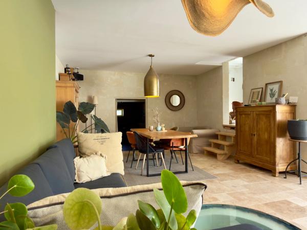 SAUMUR AGGLO, Bagneux. Maison tuffeau rénovée de 142m² avec terrasse et jardin paysagé clos.