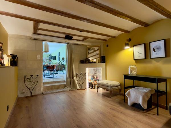 SAUMUR AGGLO, Bagneux. Maison tuffeau rénovée de 142m² avec terrasse et jardin paysagé clos.