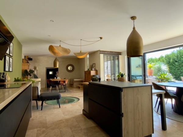 SAUMUR AGGLO, Bagneux. Maison tuffeau rénovée de 142m² avec terrasse et jardin paysagé clos.