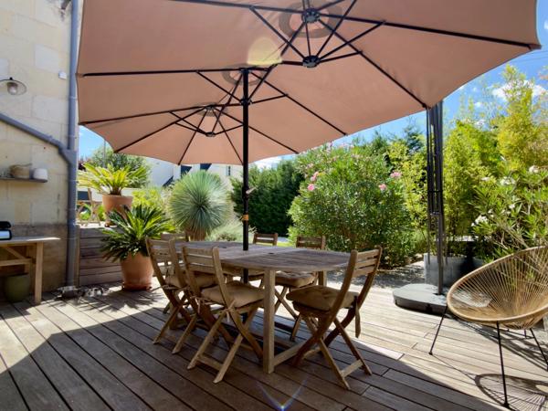 SAUMUR AGGLO, Bagneux. Maison tuffeau rénovée de 142m² avec terrasse et jardin paysagé clos.