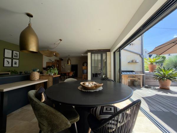 SAUMUR AGGLO, Bagneux. Maison tuffeau rénovée de 142m² avec terrasse et jardin paysagé clos.