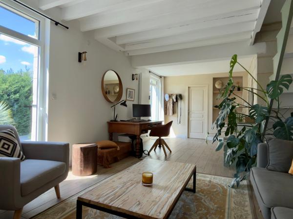 SAUMUR AGGLO, Bagneux. Maison tuffeau rénovée de 142m² avec terrasse et jardin paysagé clos.
