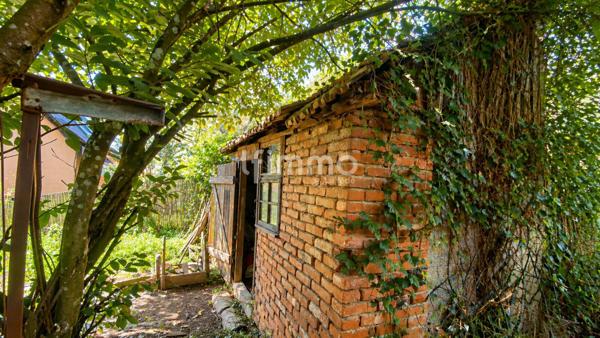 Maison sur terrain de 27 ares avec source