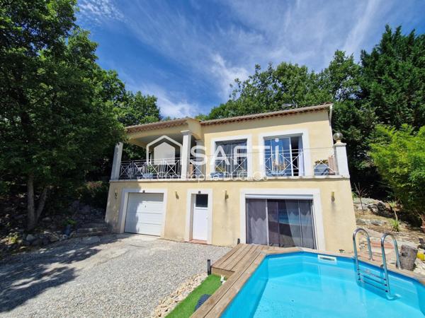 Maison traditionnelle avec piscine, jardin et garage.