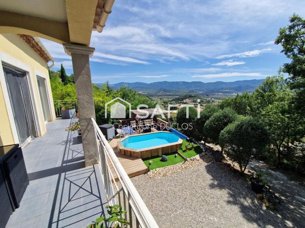 Maison traditionnelle avec piscine, jardin et garage.