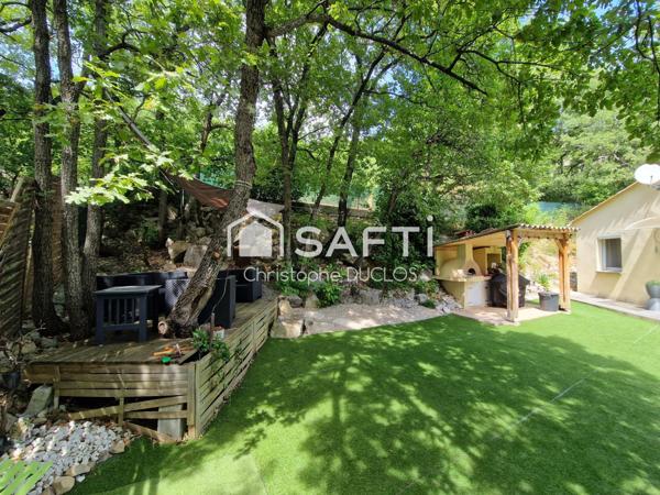 Maison traditionnelle avec piscine, jardin et garage.