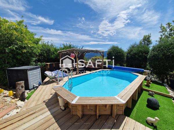 Maison traditionnelle avec piscine, jardin et garage.