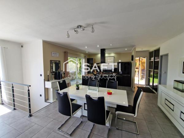 Maison traditionnelle avec piscine, jardin et garage.