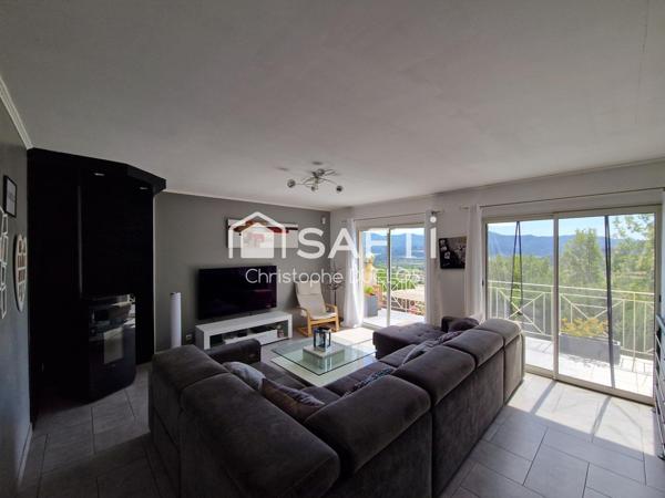 Maison traditionnelle avec piscine, jardin et garage.