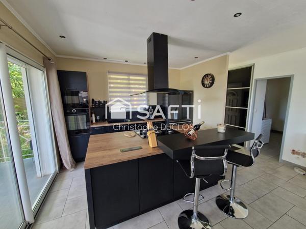 Maison traditionnelle avec piscine, jardin et garage.