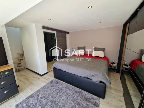 Maison traditionnelle avec piscine, jardin et garage.