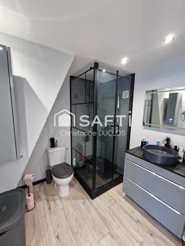 Maison traditionnelle avec piscine, jardin et garage.