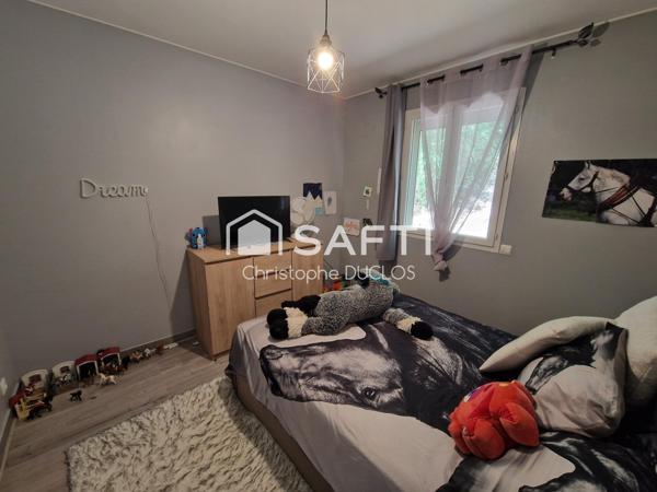 Maison traditionnelle avec piscine, jardin et garage.