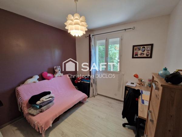 Maison traditionnelle avec piscine, jardin et garage.